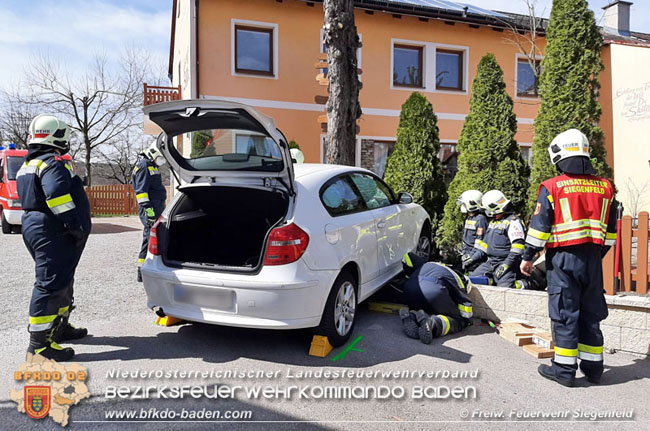 20210405 Verkehrsunfall am Ostermontag im Siegenfelder Ortsgebiet  Foto:  Freiwillige Feuerwehr Siegenfeld