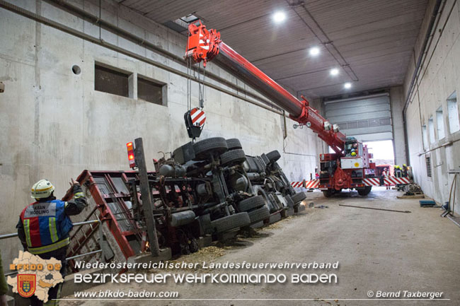 20210413 Lkw stürzt beim Entladen in Grube - herausfordernde Bergung in Tribuswinkel  Foto: © Bernd Taxberger 