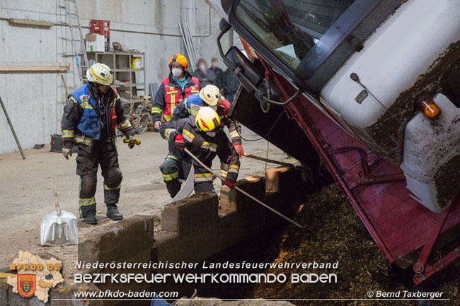 20210413 Lkw stürzt beim Entladen in Grube - herausfordernde Bergung in Tribuswinkel  Foto: © Bernd Taxberger 
