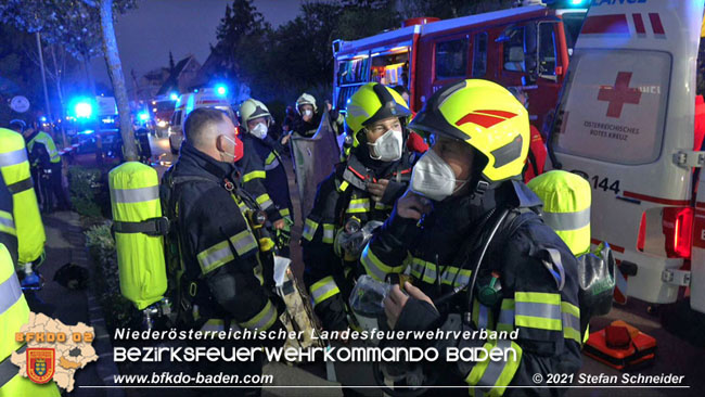 20210427 Wohnungsbrand mit schwerverletzter Frau im Badener Ortsteil Weikersdorf  Foto:  Freiwillige Feuerwehr Baden-Stadt / Stefan Schneider