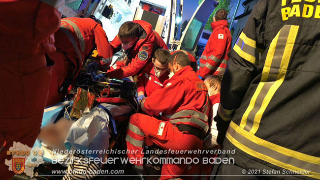 20210427 Wohnungsbrand mit schwerverletzter Frau im Badener Ortsteil Weikersdorf  Foto:  Freiwillige Feuerwehr Baden-Stadt / Stefan Schneider