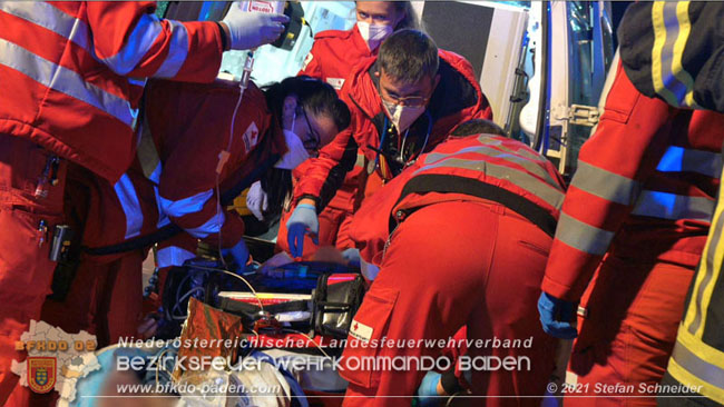 20210427 Wohnungsbrand mit schwerverletzter Frau im Badener Ortsteil Weikersdorf  Foto:  Freiwillige Feuerwehr Baden-Stadt / Stefan Schneider