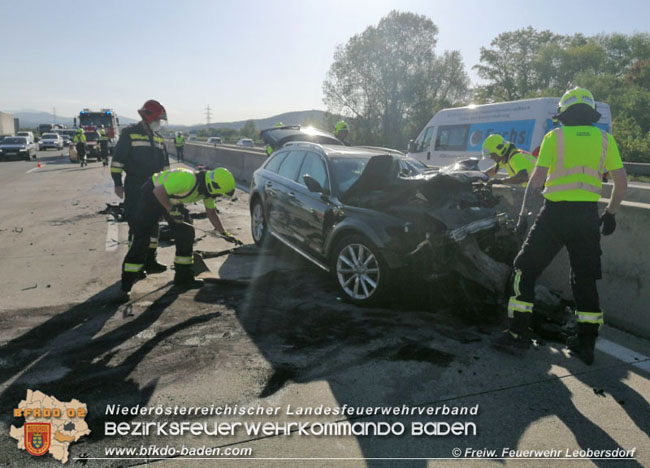 20210510 PKW auf Absicherungsfahrzeug der ASFiNAG auf der A2 aufgefahren  Foto:  Freiwillige Feuerwehr Leobersdorf