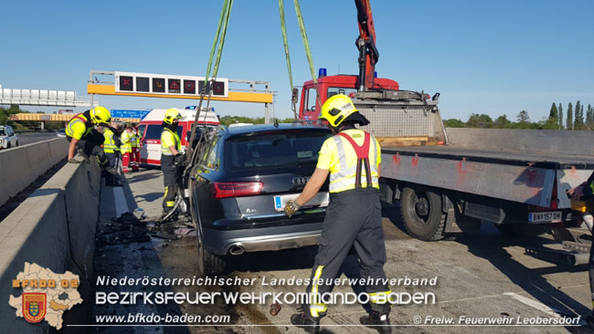 20210510 PKW auf Absicherungsfahrzeug der ASFiNAG auf der A2 aufgefahren  Foto:  Freiwillige Feuerwehr Leobersdorf