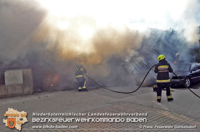 20210514 Pkw brennt unter Carport in einer Günselsdorfer Wohnsiedlung Foto: © Freiwillige Feuerwehr Günselsdorf 20210514 Pkw brennt unter Carport in einer Günselsdorfer Wohnsiedlung Foto: © Freiwillige Feuerwehr Günselsdorf