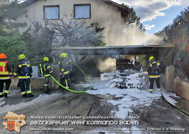 20210514 Pkw brennt unter Carport in einer Gnselsdorfer Wohnsiedlung  Foto:  Freiwillige Feuerwehr Schnau a.d.Triesting