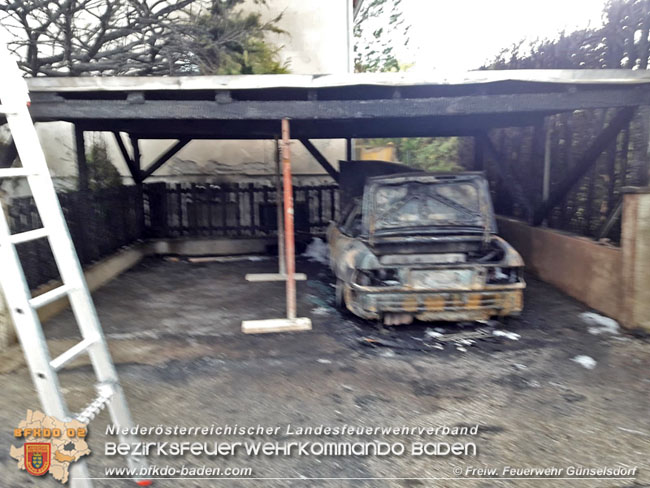 20210514 Pkw brennt unter Carport in einer Günselsdorfer Wohnsiedlung Foto: © Freiwillige Feuerwehr Günselsdorf 20210514 Pkw brennt unter Carport in einer Günselsdorfer Wohnsiedlung Foto: © Freiwillige Feuerwehr Günselsdorf