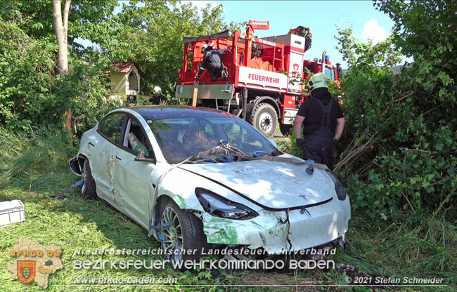 20210610 Spektakulärer Verkehrsunfall mit einem Tesla auf der L4007  Foto: © Stefan Schneider BFKDO Baden
