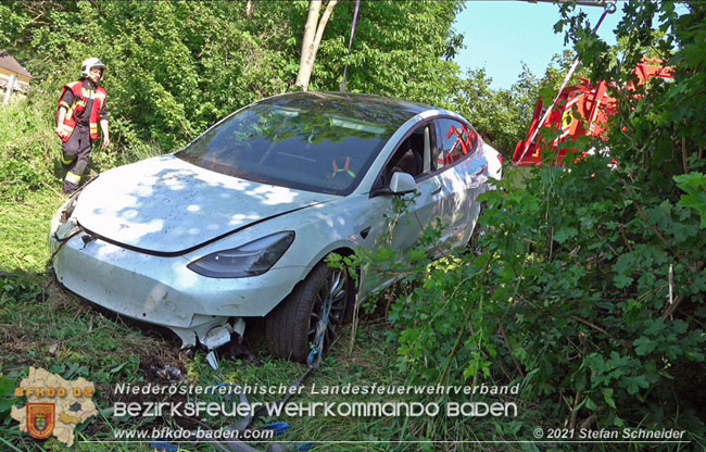 20210610 Spektakulärer Verkehrsunfall mit einem Tesla auf der L4007  Foto: © Stefan Schneider BFKDO Baden