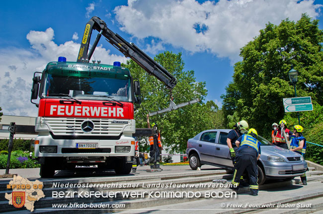 20210611 Pkw auf Abwegen in Baden  Fotos:  Freiwillige Feuerwehr Baden-Stadt / Nikolaus Jahn / Markus Hanel 