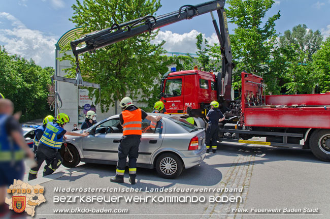 20210611 Pkw auf Abwegen in Baden  Fotos:  Freiwillige Feuerwehr Baden-Stadt / Nikolaus Jahn / Markus Hanel 