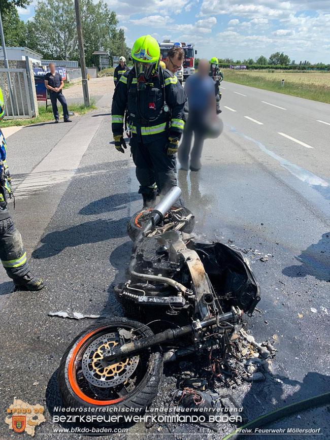 20210613 Brand eines Motorrades auf der B212 Mllersdorf  Foto:  Freiwillige Feuerwehr Mllersdorf
