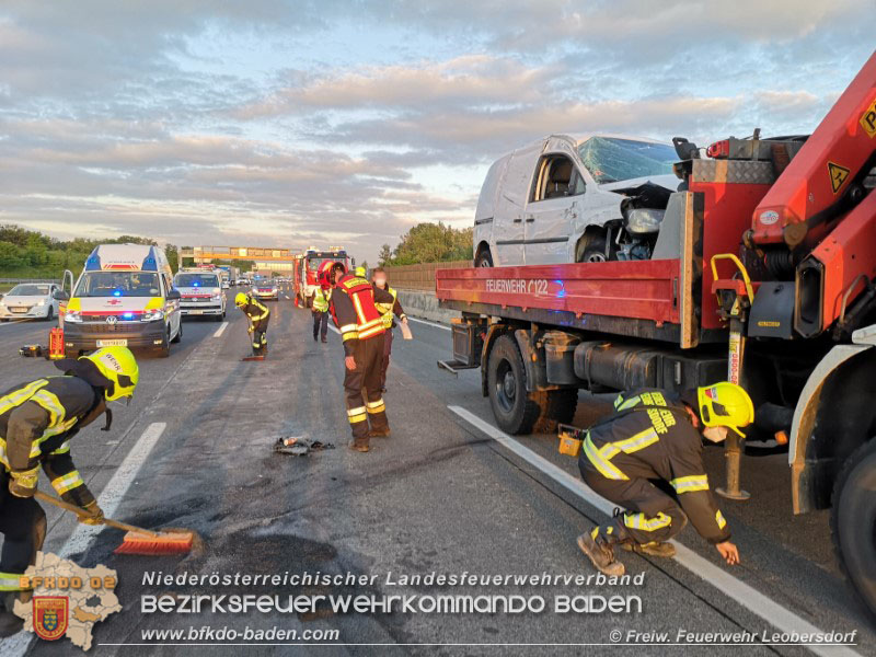 20210614 Verkehrsunfall auf der A2 bei Baden RFB Wien  Foto:  Freiwillige Feuerwehr Leobersdorf 