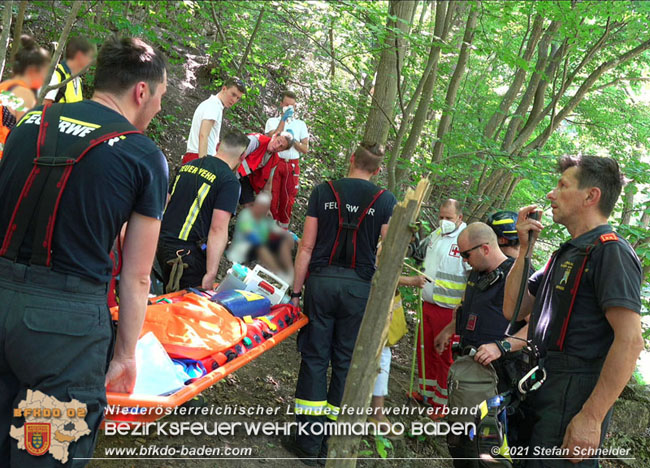 20210619 Feuerwehr untersttzt bei Rettungseinsatz beim Wegerl im Helenental   Foto:  Stefan Schneider