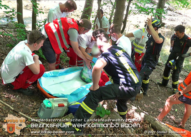 20210619 Feuerwehr untersttzt bei Rettungseinsatz beim Wegerl im Helenental   Foto:  Stefan Schneider