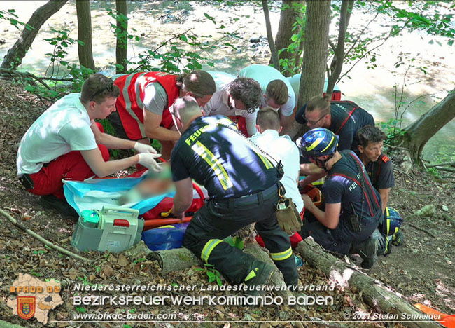 20210619 Feuerwehr unterstützt bei Rettungseinsatz beim Wegerl im Helenental Foto: © Stefan Schneider 20210619 Feuerwehr unterstützt bei Rettungseinsatz beim Wegerl im Helenental Foto: © Stefan Schneider