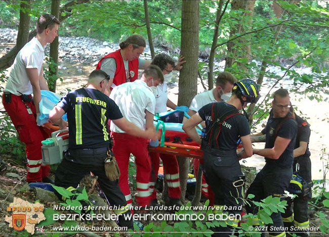 20210619 Feuerwehr untersttzt bei Rettungseinsatz beim Wegerl im Helenental   Foto:  Stefan Schneider