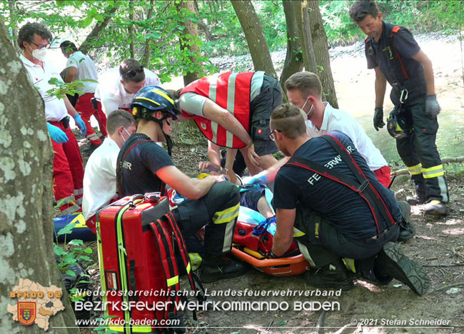 20210619 Feuerwehr untersttzt bei Rettungseinsatz beim Wegerl im Helenental   Foto:  Stefan Schneider