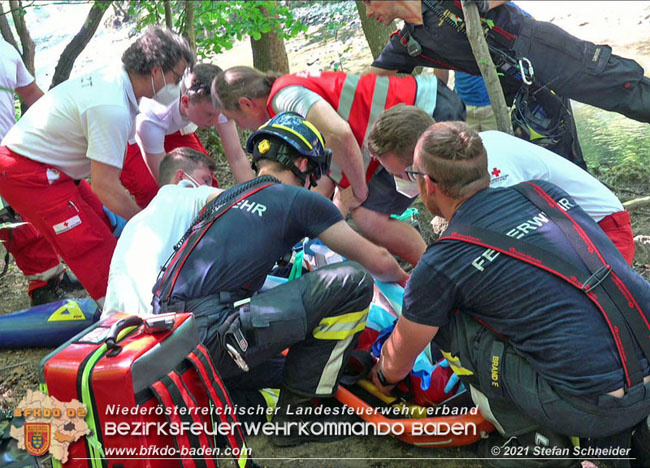 20210619 Feuerwehr untersttzt bei Rettungseinsatz beim Wegerl im Helenental   Foto:  Stefan Schneider