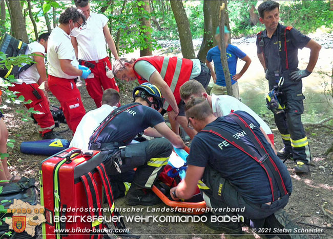 20210619 Feuerwehr untersttzt bei Rettungseinsatz beim Wegerl im Helenental   Foto:  Stefan Schneider