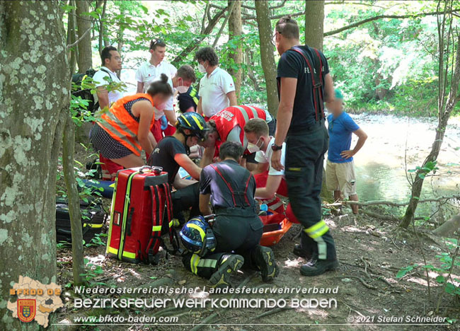 20210619 Feuerwehr untersttzt bei Rettungseinsatz beim Wegerl im Helenental   Foto:  Stefan Schneider