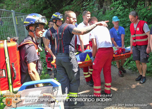 20210619 Feuerwehr untersttzt bei Rettungseinsatz beim Wegerl im Helenental   Foto:  Stefan Schneider