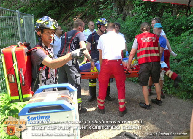 20210619 Feuerwehr untersttzt bei Rettungseinsatz beim Wegerl im Helenental   Foto:  Stefan Schneider