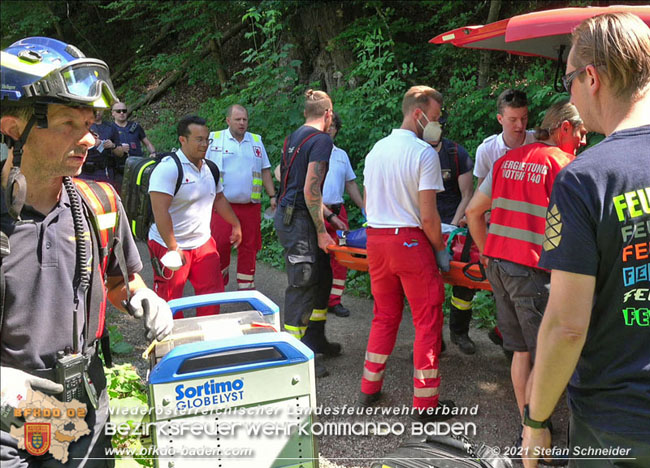 20210619 Feuerwehr untersttzt bei Rettungseinsatz beim Wegerl im Helenental   Foto:  Stefan Schneider