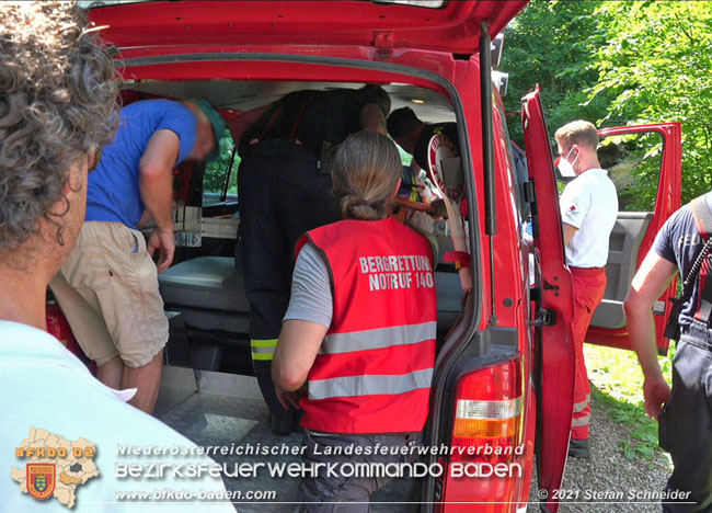 20210619 Feuerwehr untersttzt bei Rettungseinsatz beim Wegerl im Helenental   Foto:  Stefan Schneider