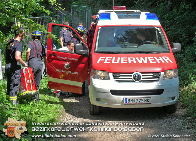 20210619 Feuerwehr untersttzt bei Rettungseinsatz beim Wegerl im Helenental   Foto:  Stefan Schneider