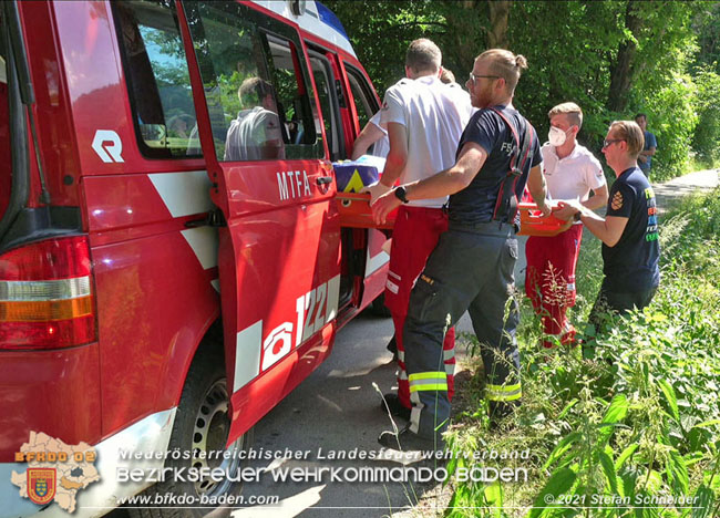 20210619 Feuerwehr untersttzt bei Rettungseinsatz beim Wegerl im Helenental   Foto:  Stefan Schneider