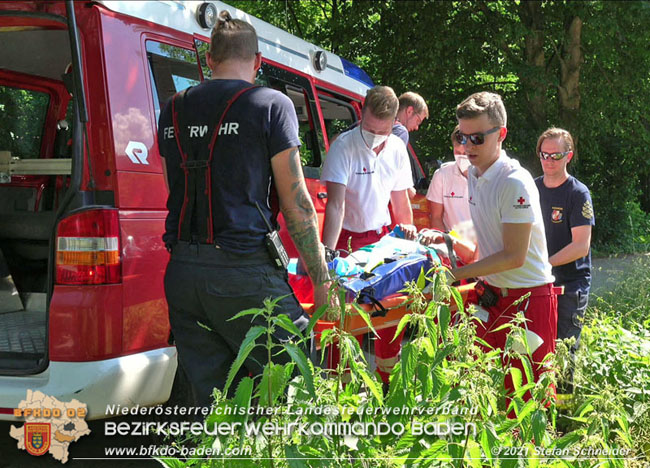 20210619 Feuerwehr untersttzt bei Rettungseinsatz beim Wegerl im Helenental   Foto:  Stefan Schneider