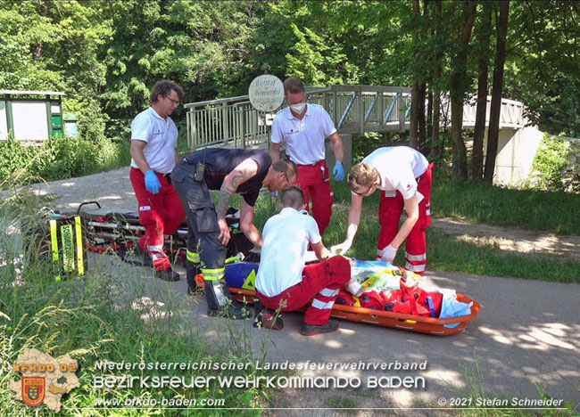 20210619 Feuerwehr untersttzt bei Rettungseinsatz beim Wegerl im Helenental   Foto:  Stefan Schneider