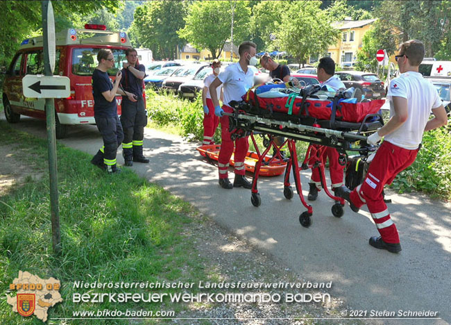 20210619 Feuerwehr untersttzt bei Rettungseinsatz beim Wegerl im Helenental   Foto:  Stefan Schneider