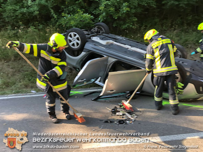 20210629 Verkehrsunfall auf der LB210 im Helenental  Foto:  Freiwillige Feuerwehr Siegenfeld 