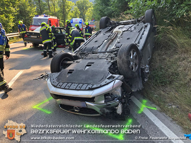 20210629 Verkehrsunfall auf der LB210 im Helenental  Foto:  Freiwillige Feuerwehr Siegenfeld 