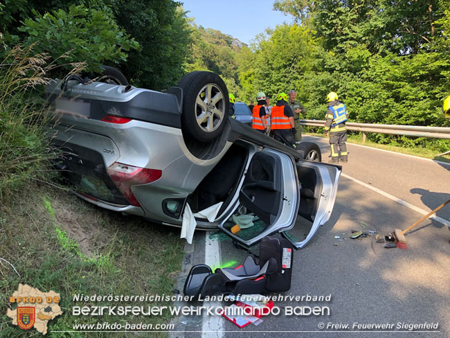 20210629 Verkehrsunfall auf der LB210 im Helenental  Foto:  Freiwillige Feuerwehr Siegenfeld 