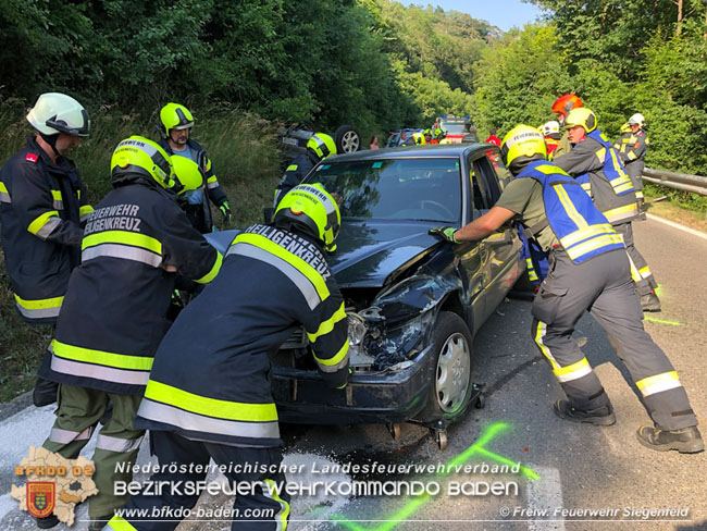 20210629 Verkehrsunfall auf der LB210 im Helenental  Foto:  Freiwillige Feuerwehr Siegenfeld 