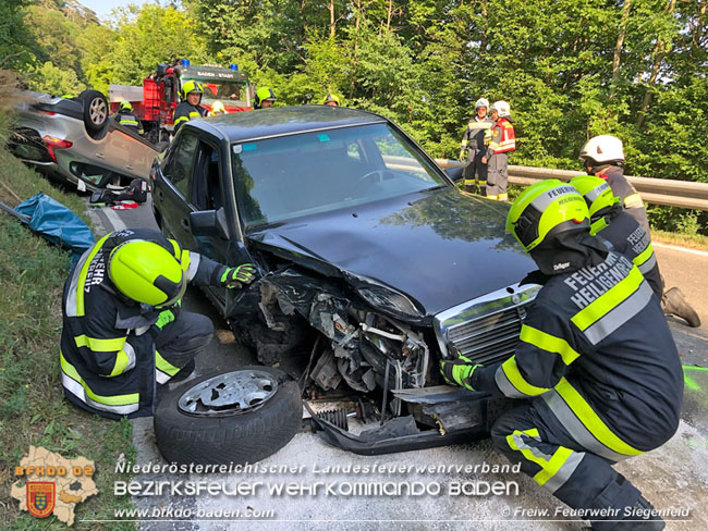 20210629 Verkehrsunfall auf der LB210 im Helenental Foto: © Freiwillige Feuerwehr Siegenfeld 20210629 Verkehrsunfall auf der LB210 im Helenental Foto: © Freiwillige Feuerwehr Siegenfeld