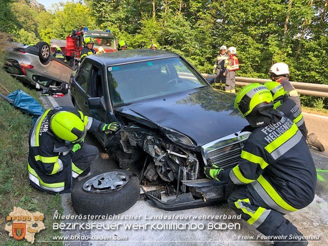 20210629 Verkehrsunfall auf der LB210 im Helenental  Foto:  Freiwillige Feuerwehr Siegenfeld 