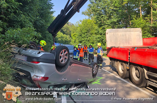 20210629 Verkehrsunfall auf der LB210 im Helenental  Foto:  Freiwillige Feuerwehr Siegenfeld 