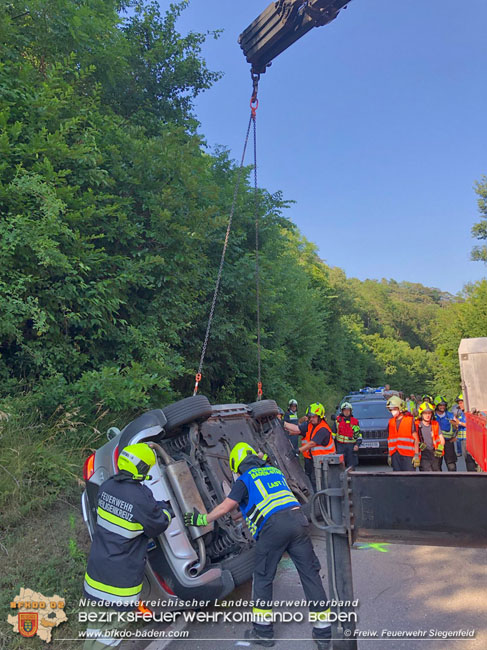 20210629 Verkehrsunfall auf der LB210 im Helenental  Foto:  Freiwillige Feuerwehr Siegenfeld 