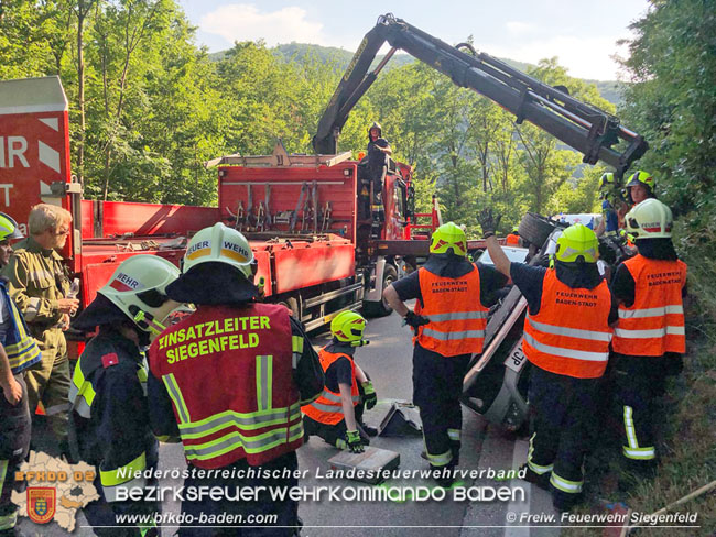 20210629 Verkehrsunfall auf der LB210 im Helenental  Foto:  Freiwillige Feuerwehr Siegenfeld 