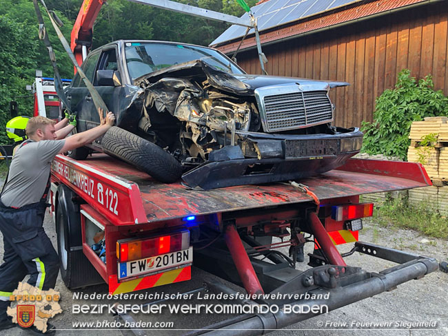 20210629 Verkehrsunfall auf der LB210 im Helenental  Foto: © Freiwillige Feuerwehr Siegenfeld 