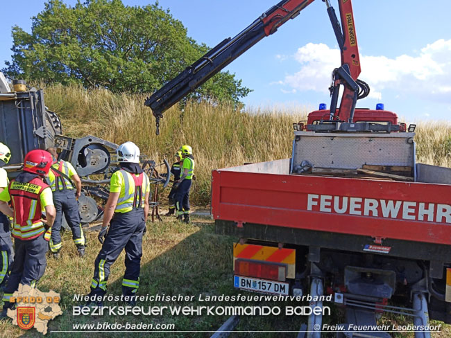 20210712 Bergung eines Mähdreschers in Leobersdorf Foto: © Freiwillige Feuerwehr Leobersdorf 20210712 Bergung eines Mähdreschers in Leobersdorf Foto: © Freiwillige Feuerwehr Leobersdorf