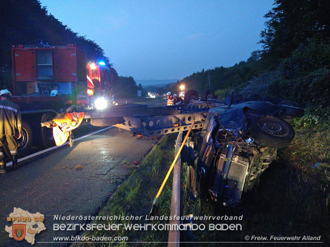 20210713 Autoabschlepper mit Anhänger auf Leitschiene Foto: © Freiwillige Feuerwehr Alland 20210713 Autoabschlepper mit Anhänger auf Leitschiene Foto: © Freiwillige Feuerwehr Alland