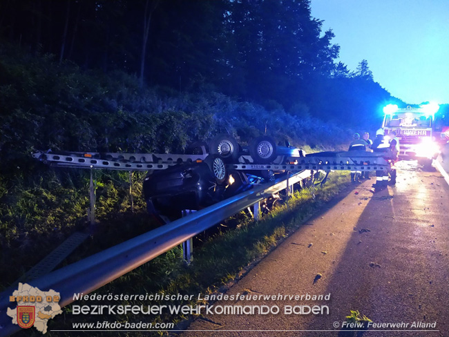 20210713 Autoabschlepper mit Anhnger auf Leitschiene   Foto:  Freiwillige Feuerwehr Alland