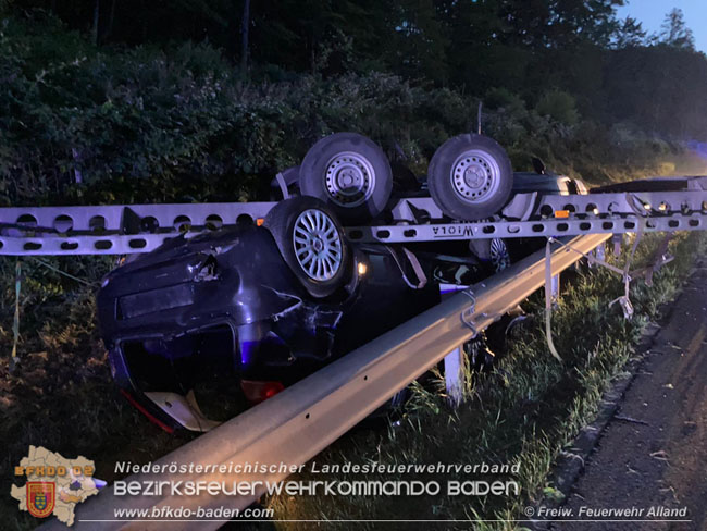 20210713 Autoabschlepper mit Anhnger auf Leitschiene   Foto:  Freiwillige Feuerwehr Alland