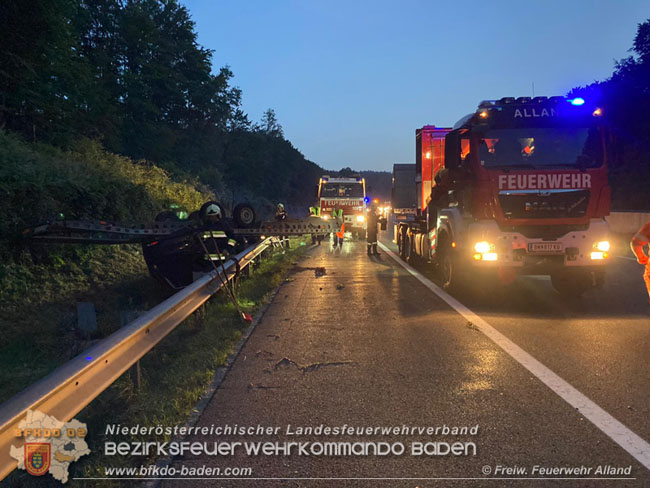 20210713 Autoabschlepper mit Anhnger auf Leitschiene   Foto:  Freiwillige Feuerwehr Alland