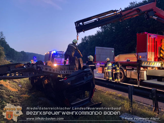 20210713 Autoabschlepper mit Anhnger auf Leitschiene   Foto:  Freiwillige Feuerwehr Alland